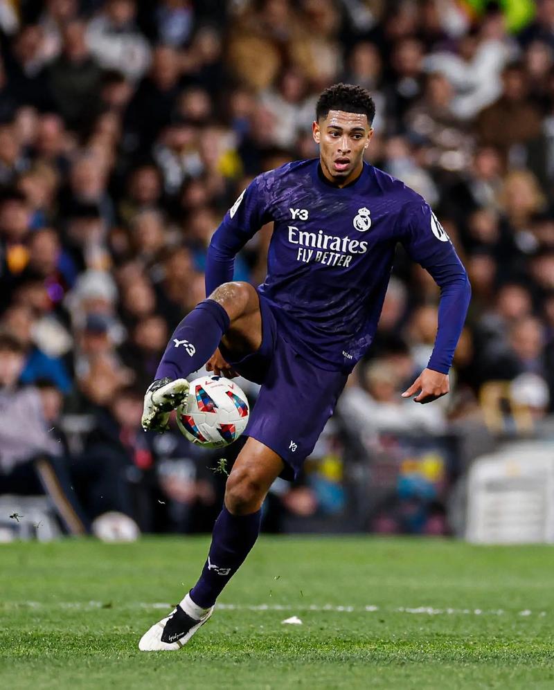 詹姆斯高空接力扣篮，点燃全场